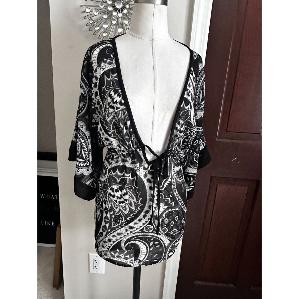 New York & Co black and white paisley beach coverup Medium